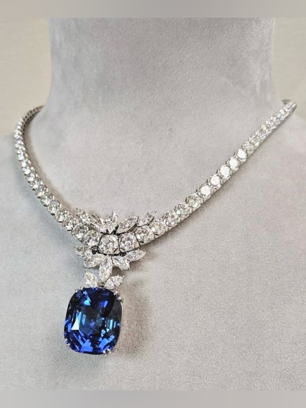 White And Blue Sapphire Elegant Pendant Necklace